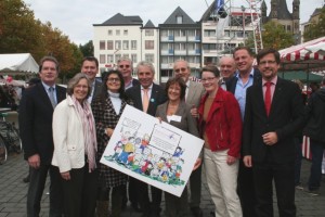 Gruppenbild mit Rotariern und Oberbürgermeister Jürgen Roters auf dem Heumarkt beim Ehrenamtstag